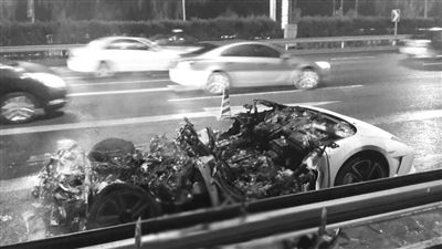蘭博基尼自燃后報(bào)廢?！∥⒉┚W(wǎng)友 SCC寬寬 攝