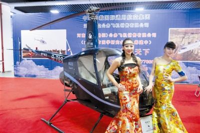 美女固然誘人，但更誘人的恐怕還是直升機(jī)