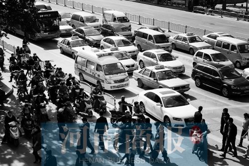 紫荊山路與商城路交叉口，見(jiàn)無(wú)車(chē)讓行，一輛救護(hù)車(chē)只好選擇右轉(zhuǎn)車(chē)道直行 記者 邱曉峰/攝