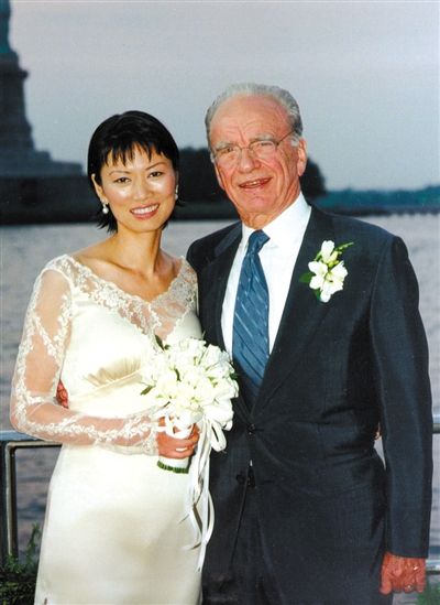 1999年6月，68歲的默多克與30歲的鄧文迪結(jié)婚。