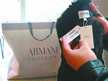 紀(jì)萬(wàn)昌展示其中一件阿瑪尼女皮衣。