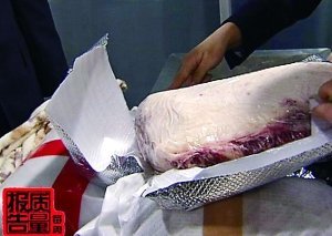 從旅客行李中查獲的走私牛肉。