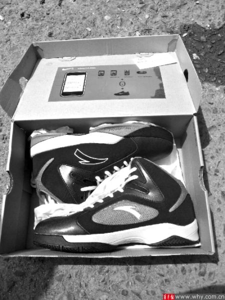 劉先生下單訂購的運動鞋包裝為“耐克”，里面卻是“安踏”。 受訪者供圖