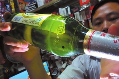 這瓶未開封的燕京啤酒內(nèi)有一顆黑色懸浮物。京華時(shí)報(bào)記者 徐曉帆 攝