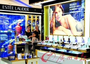 今年以來，雅詩蘭黛等大牌化妝品相繼被檢出不合格產(chǎn)品。（圖片來源：廣州日?qǐng)?bào) 王燕攝）