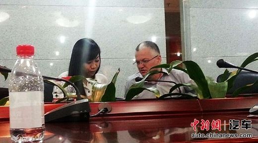 車主提供在維權(quán)過程中接觸德國(guó)技術(shù)人員的照片。