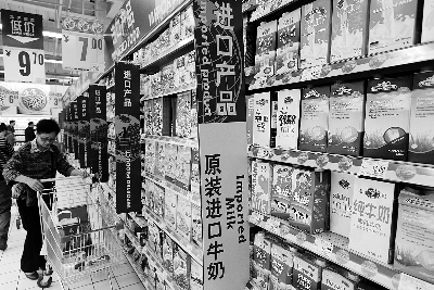 在通州某超市，進口奶粉、純牛奶打出“原裝進口”的招牌吸引消費者購買 攝/法制晚報記者 黑克