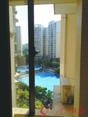 番禺某養(yǎng)老公寓外可見(jiàn)室外泳池。羅樺琳/圖