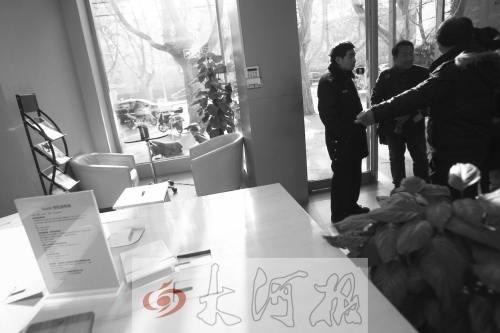 人民路上的這家商店,夜間疑被一男子隔著門縫用長竿偷走一臺蘋果ipad air。