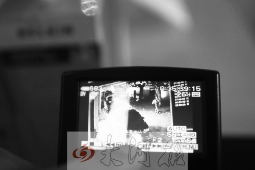 人民路上的這家商店,夜間疑被一男子隔著門縫用長竿偷走一臺蘋果ipad air。