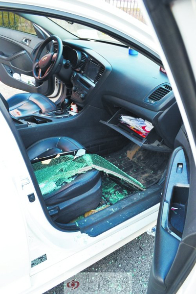 車玻璃被砸碎，車內(nèi)被翻動(dòng)。