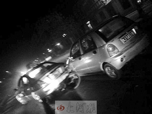 撞上出租車QQ才停下，兩車間還夾著一輛自行車。