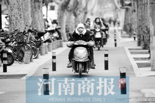 金水路防疫路附近，路樁間距很小，電動(dòng)車經(jīng)過(guò)時(shí)要很小心才能避開