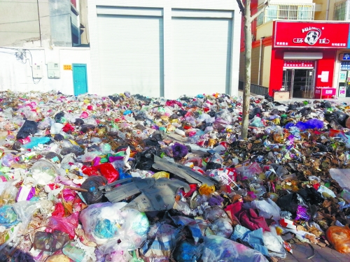 人行道上，垃圾“綿延”30來米。