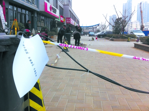 這處危險路段，從表面看沒有一點異常。但是在地面下，坍塌的大坑可裝下中巴車。