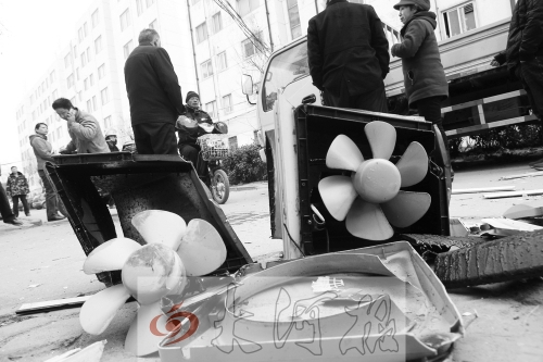 7樓一住戶家中天然氣爆炸，廚房里的排氣扇被炸得掉落地上。