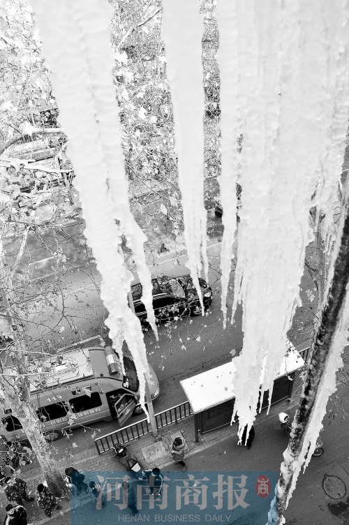 冰掛直指地面，知情的路人不得不繞道而過