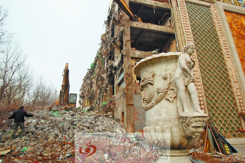城東路下穿隧道動工，建筑垃圾占據(jù)了人行道。