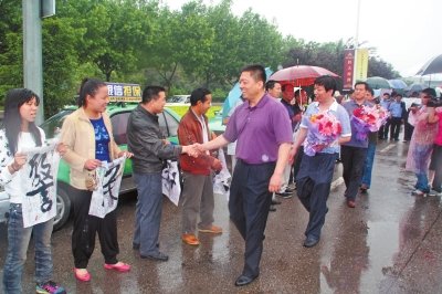 專案組押解嫌疑人回洛，的哥的姐自發(fā)前來迎接。