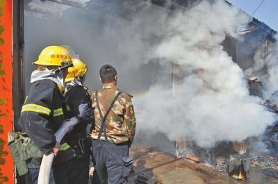 火勢(shì)兇猛，濃煙滾滾，消防官兵正在奮力救火。