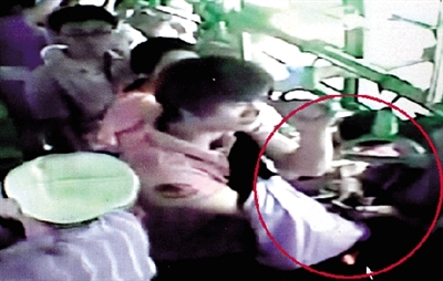 一名小偷拉開了乘客李女士的包，并在包里摸了足足3分多鐘。最終，李女士被偷了2.4萬多元錢?！?翻拍視