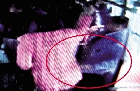 一小偷把手伸到乘客衣兜內(nèi)行竊時的瞬間。(翻拍視頻)