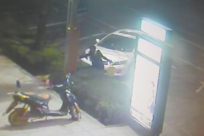 監(jiān)控視頻顯示，一名女子正在往路燈桿和路牌燈箱上噴涂。