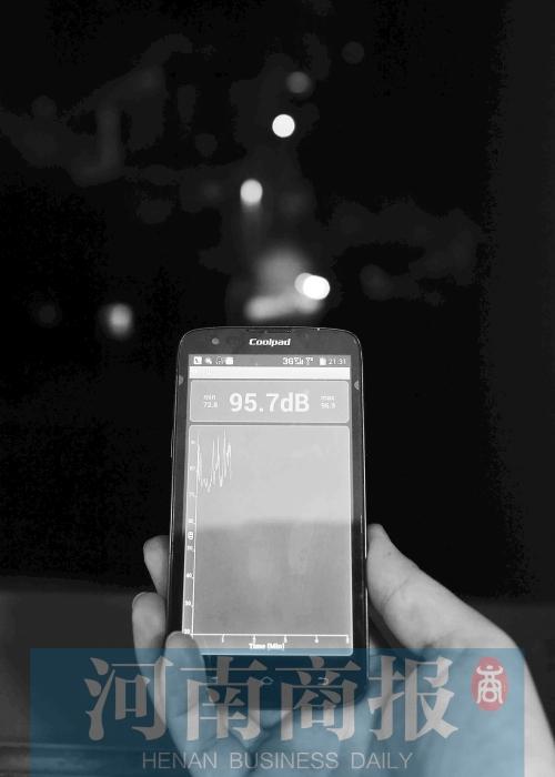 在黃先生家中，測得噪音為95.7分貝