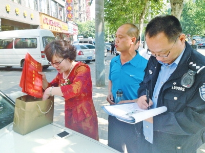 失主在清點(diǎn)、認(rèn)領(lǐng)失物。