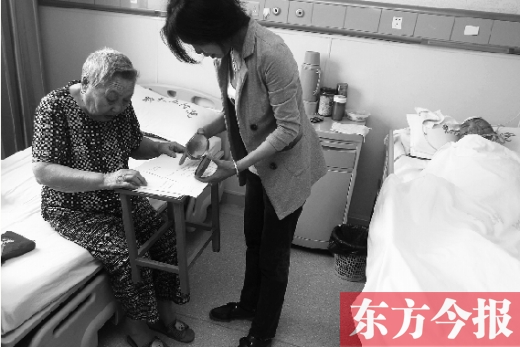 昨日，鄭大五附院二號樓住院部，馬老太寫下委托書，并簽字摁指印委托女兒代理為昏迷老伴解鎖取錢