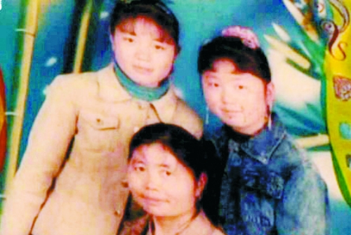 兩個(gè)女兒已長大成人,妻子也已歸來,這個(gè)分離12年的家庭,離幸福越來越近(翻拍)。