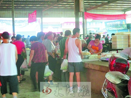 昔日冷清的豆腐攤位現(xiàn)在門庭若市 昔日冷清的豆腐攤位現(xiàn)在門庭若市