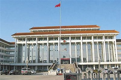 濮陽縣違規(guī)、超標(biāo)修建的縣委、縣政府辦公樓。新華社發(fā)發(fā)布