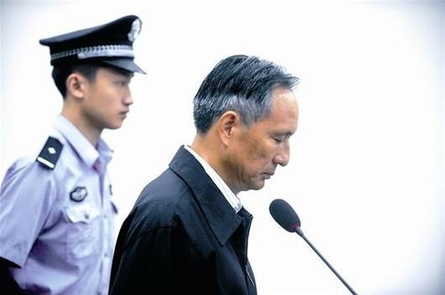 圖為：10日，張曙光在北京市第二中級人民法院接受庭審 新華社發(fā)