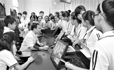 2013年5月30日，結(jié)合當(dāng)前國內(nèi)民眾普遍關(guān)注的“校長開房”、“強奸猥褻”等事件，廣西上思縣人民法院邀請中小學(xué)生到法院觀摩案件的庭審，提高他們的守法、維權(quán)意識。圖/IC