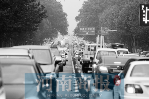 如今在鄭州市區(qū),堵車幾乎成為常態(tài) 如今在鄭州市區(qū),堵車幾乎成為常態(tài)