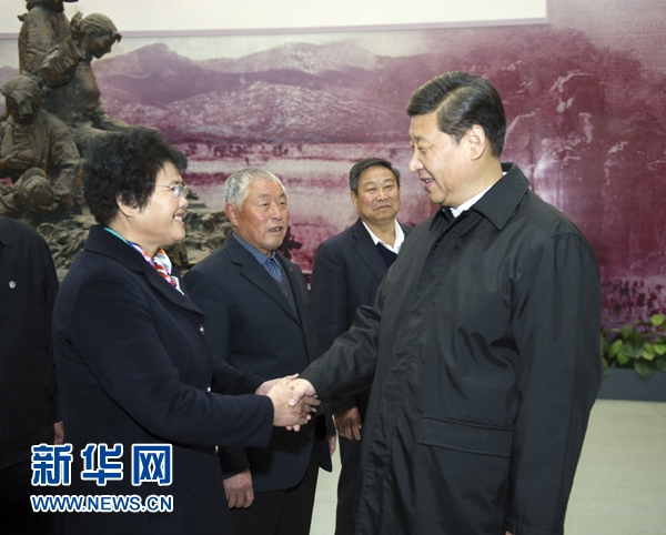 25日上午，習(xí)近平在臨沂華東革命烈士陵園參觀沂蒙精神展并會(huì)見當(dāng)?shù)叵冗M(jìn)模范和當(dāng)年支前模范后代代表。