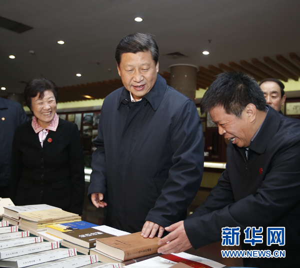 26日上午，習(xí)近平在孔子研究院參觀考察。新華社記者鞠鵬 攝