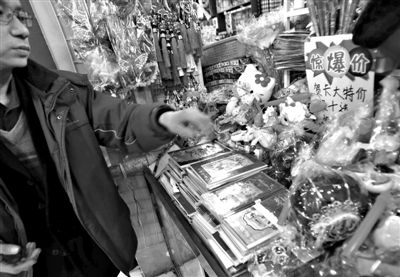 12月27日，世紀(jì)天鼎購(gòu)物廣場(chǎng)的一位商戶表示，今年的賀卡明顯沒有前幾年好賣。新京報(bào)記者 王貴彬 攝