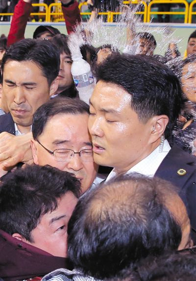 17日，鄭烘原（中）會見乘客家屬時(shí)，遭到家屬辱罵、潑水。