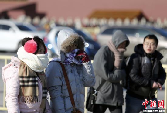 　12月23日，京城迎來(lái)今年入冬以來(lái)最冷的時(shí)刻。受今年以來(lái)最強(qiáng)冷空氣影響，京城迎來(lái)入冬以來(lái)幅度最大的