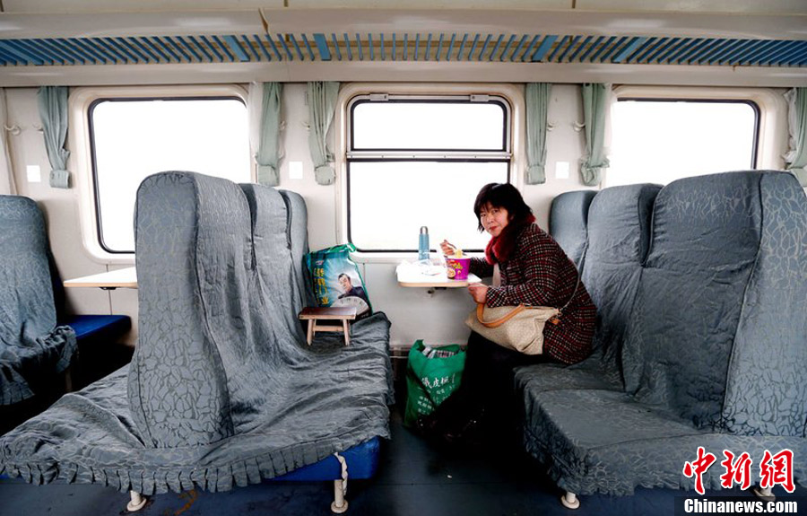 春運(yùn)回程列車僅5名乘客 春運(yùn)回程列車僅5名乘客