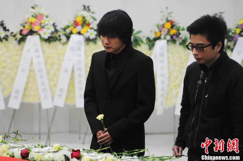 韓寒到場痛哭流淚。