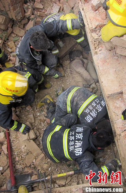 圖為南京消防隊員找到被埋工人。中新社發(fā) 梅亮 攝