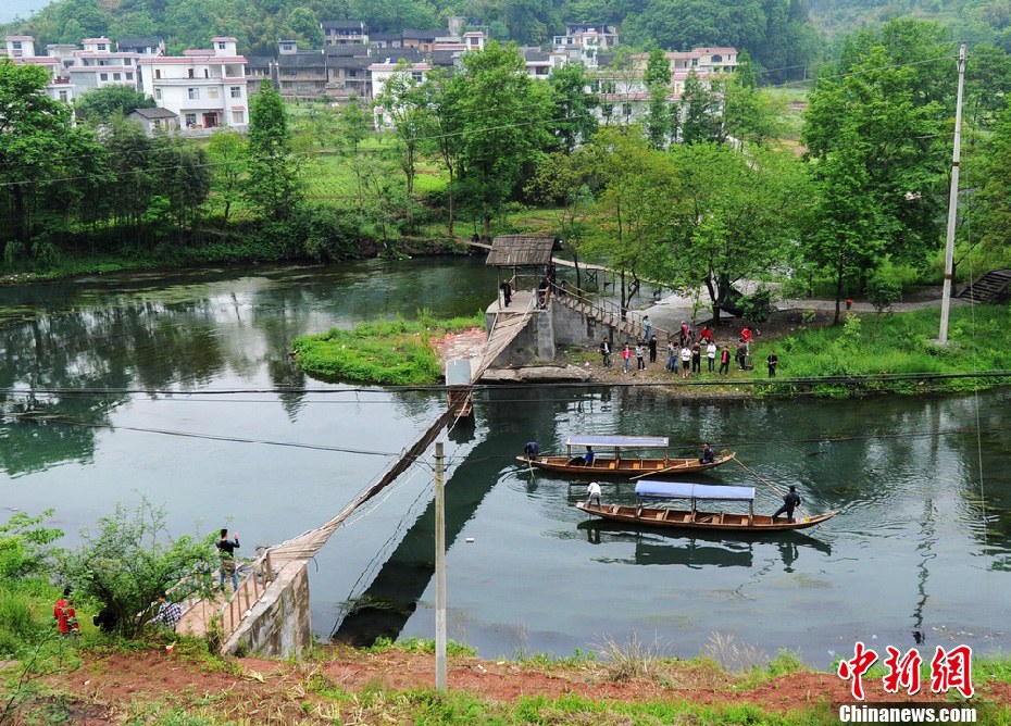 5月2日，鳳凰縣搜尋人員仍在沱江下游搜尋。