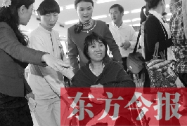 坐在輪椅上的，就是為兒子捐出肝、腎的母親潘大想