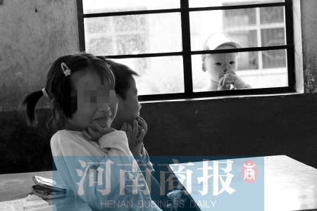 她不止一次說想去上學，而更多的時候，她是站在教室外面，眼巴巴地看著里面的小朋友