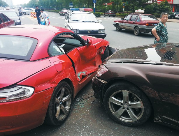 兩部價值百萬左右的豪車在碰撞中損傷嚴重。謝德勝 記者金學(xué)永/攝