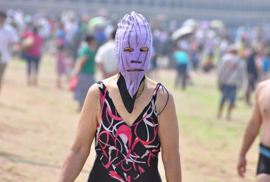 2013年7月3日，山東青島青島高溫來襲，“青島大媽”不懼滸苔，戴著“強盜面具”出現(xiàn)在海水浴場消暑降