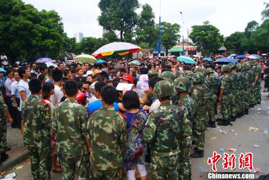 7月9日，聚集在中國人民銀行北海市中心支行的外地民眾越來越多，當?shù)毓俜讲坏貌怀鰟哟笈叿?、武警前往維